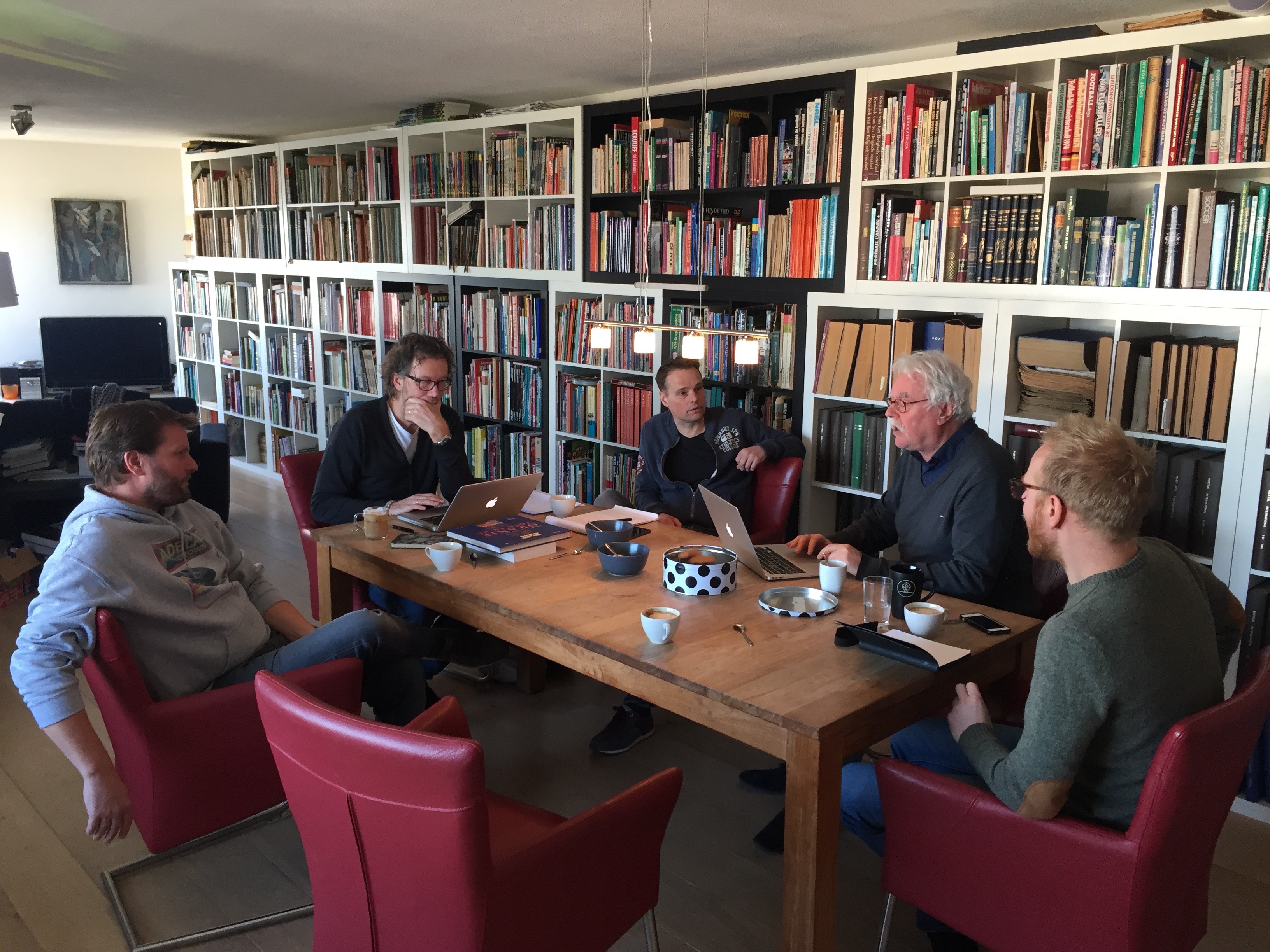 Hoofdredacteuren Jan Hillenius en Rogier Schildkamp in overleg met de uitgevers van Kick