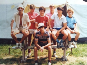 HBS-zomerkamp, begin jaren tachtig. Vooraan Adriaan de Buck, daarachter v.l.n.r. Ton Hemmes, PP Visser, Steven Visee, Michel IJzelenberg, Robert van Beek en Mark Hamel
