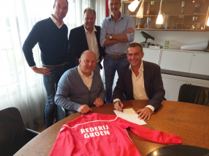 Zittend links sponsor Erik Groen, rechts Jacco Visser (voorzitter HBS). Staand v.l.n.r. Milan Duschka (hockeybestuur), Roland Goldman (sponsorcommissie) en Pieter Paul Visser (HBS BusinessClub).