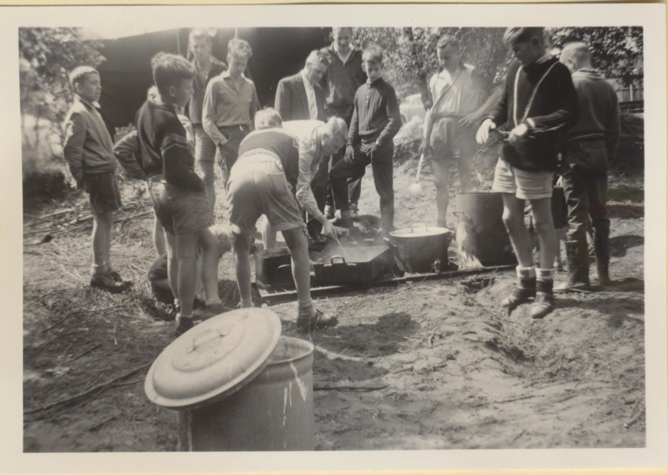 Zomerkamp 1957 Rob runt de kampkeuken