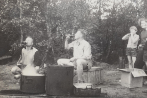 Zomerkamp 1958 Coen Bakker en Rob Bruijnesteijn aan het koken