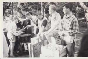 Zomerkamp 1961 Rob deelt uit, Ome Coen rechts naast hem, Links Peter LeNoble