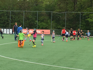 een wat rommelige 'shake-hands'