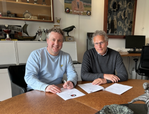 Marcus Schuchmann, voetbalvoorzitter HBS en Ferry van Heusden ondertekenen contract